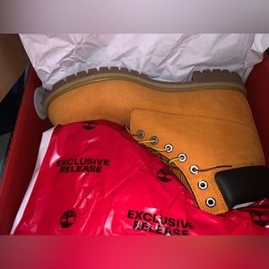 Authentic Timberland boots only worn them once and kept them clean